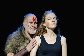 R: Kaja Dymnicki und Alexander Pschill, Theater an der Gumpendorfer Straße 2024, mit Georg Schubert © Anna Stoecher